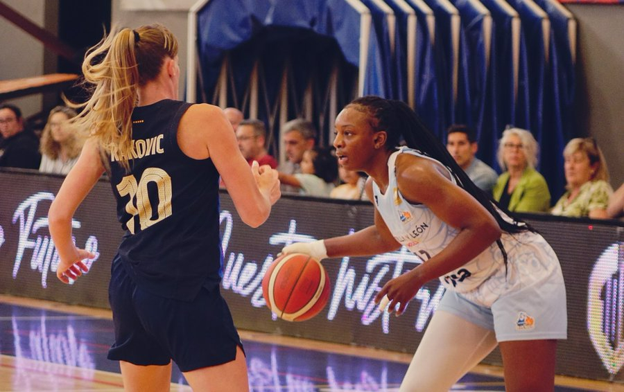 El Perfumerías Avenida gana en Barcelona y ya ve más cerca la final de los playoffs (57-64)