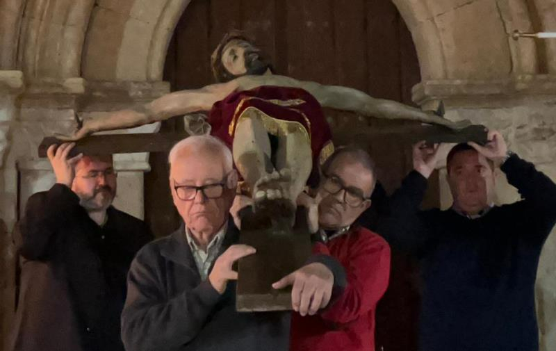 El Cristo de San Andrés bendice el Arrabal de San Francisco recorriendo sus calles con carracas y antorchas