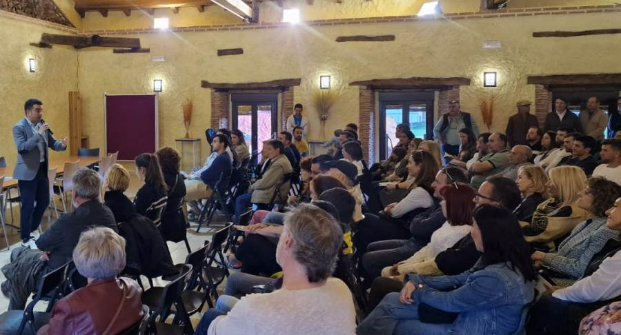 Alberto Galán registra otro lleno en la presentación de su nuevo poemario en Fuenteguinaldo