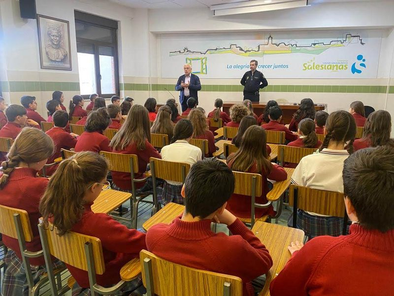 La Policía Nacional imparte una formación sobre seguridad en el Colegio San Juan Bosco 