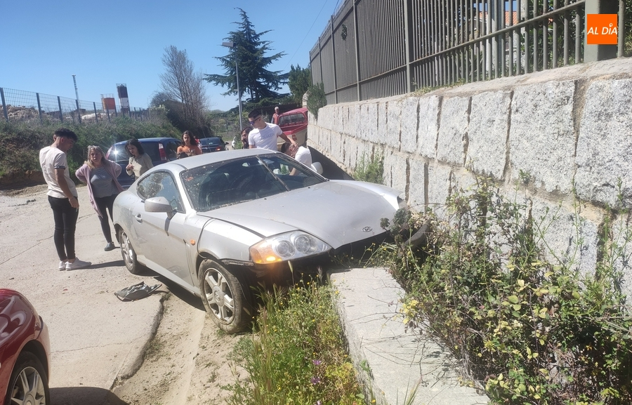 Un joven resulta ileso tras perder el control de su coche en la Bajada de Santa Cruz