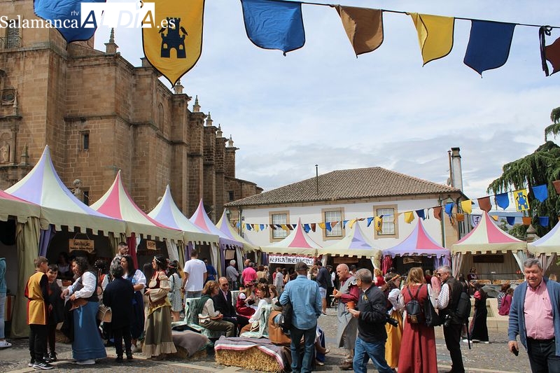Gran animación y participación de escolares salmantinos en la Feria Medieval de Torre de Moncorvo