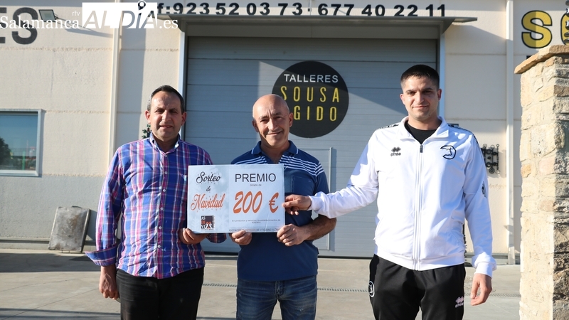 Talleres Sousa entrega el cheque de 200 euros al ganador de ‘En Vitigudino lo tienes todo’ 