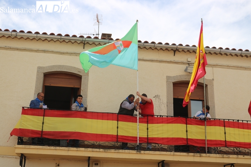 Olmedo de Camaces estrena bandera para empezar las fiestas de San Jorge