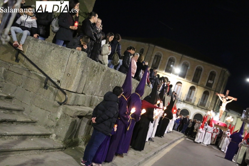La emoción envuelve en Vitigudino al Cristo de la Agonía durante la procesión del Silencio 