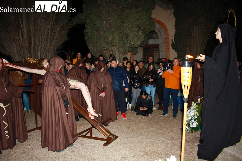 La procesión del Lunes Santo hace historia, por primera un Santo Cristo traspasa las puertas del cementerio