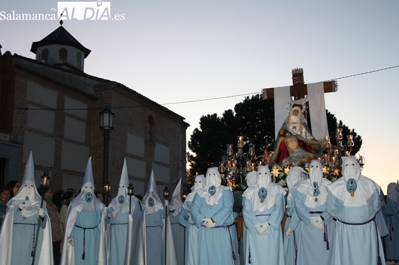 Silencio y oración protagonizan la procesión del Vía Crucis en el amanecer del Viernes Santo