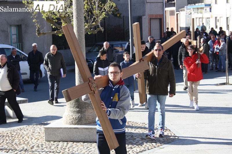 Recogimiento y calles llenas de fieles en Villoria para vivir el Vía Crucis de hombres en el despuntar del Viernes Santo
