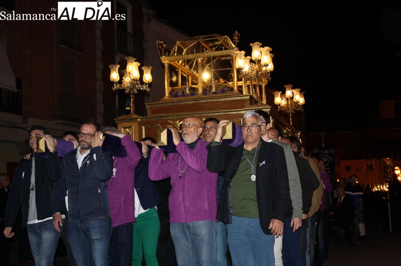 Calles y plazas llenas de vecinos y fe para recibir a la procesión del Santo Entierro en Peñaranda