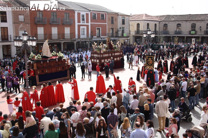 Caluroso y multitudinario recibimiento al Resucitado en su esperada procesión en Peñaranda