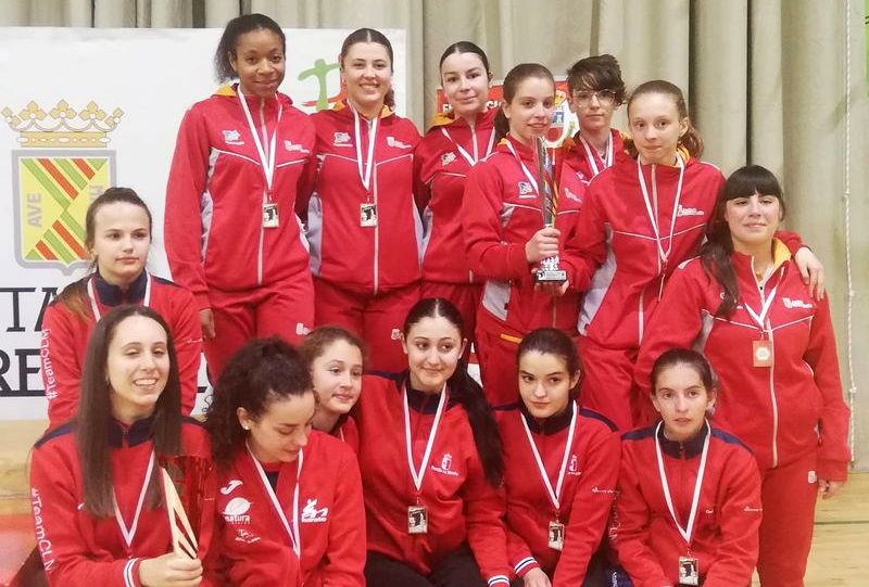 Medallas para las chicas del Kyoto Salamanca en Torrelavega