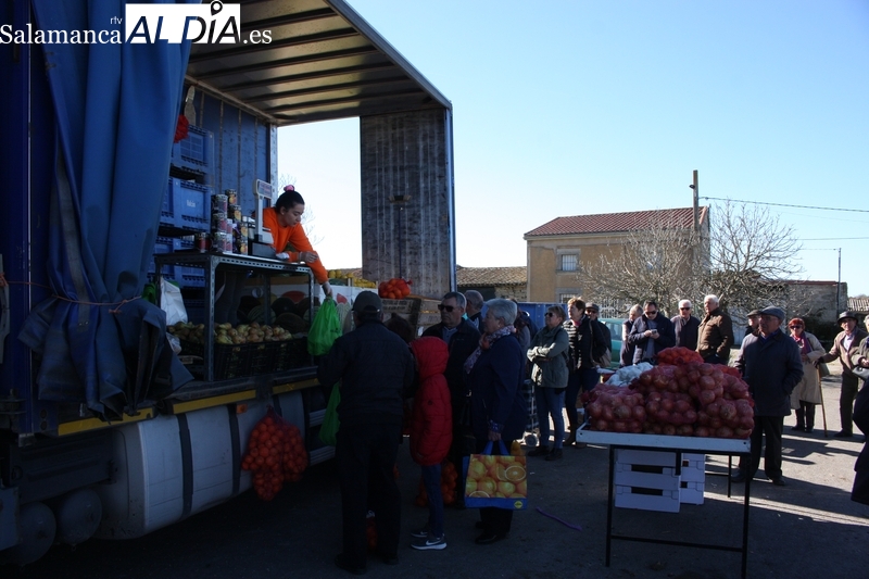 El mercadillo de Trabanca acoge una buena afluencia de público ante la proximidad de la Semana Santa