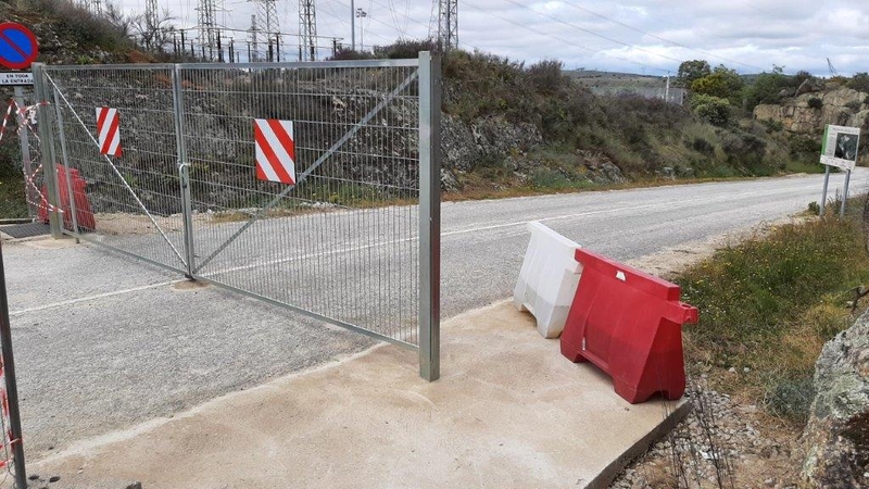 Acceso peatonal y puertas instaladas para evitar el paso de vehículos 