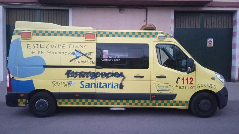 Trabajadores del transporte sanitario de Salamanca protestan con pinchazos de ruedas, pintadas y bloqueo de cerraduras