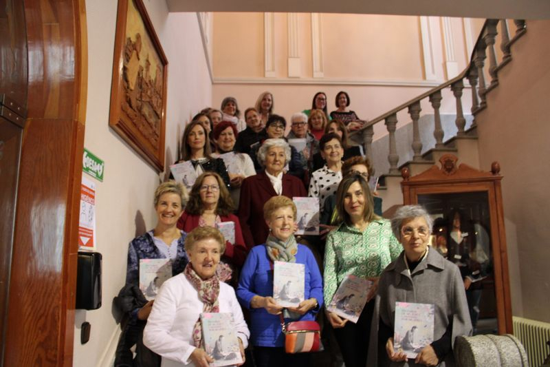 Las mujeres albenses acuden a la presentación de su libro ‘Historias de mujeres contadas por mujeres’