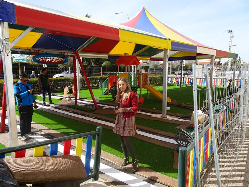 Nuevo césped artificial para dos parques infantiles de Santa Marta