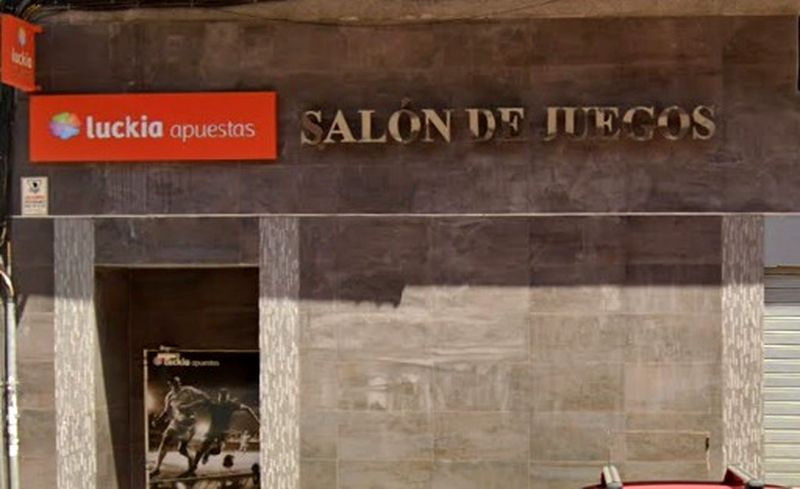 A pesar de la sanción de cierre, la Casa de Apuestas de la avenida Comuneros sigue funcionando