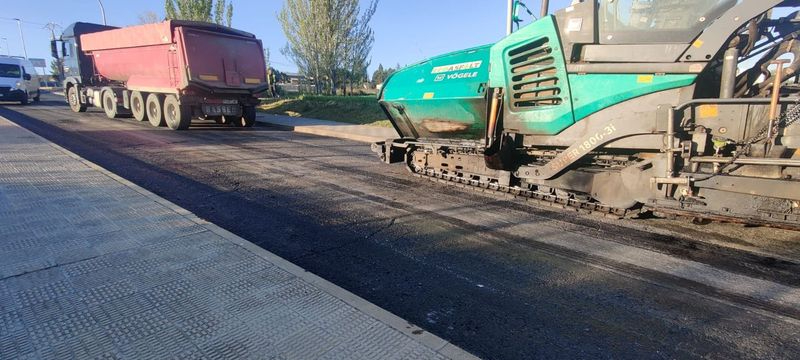 Comienza la pavimentación en el camino de Calvarrasa y diferentes puntos de la avenida de Madrid