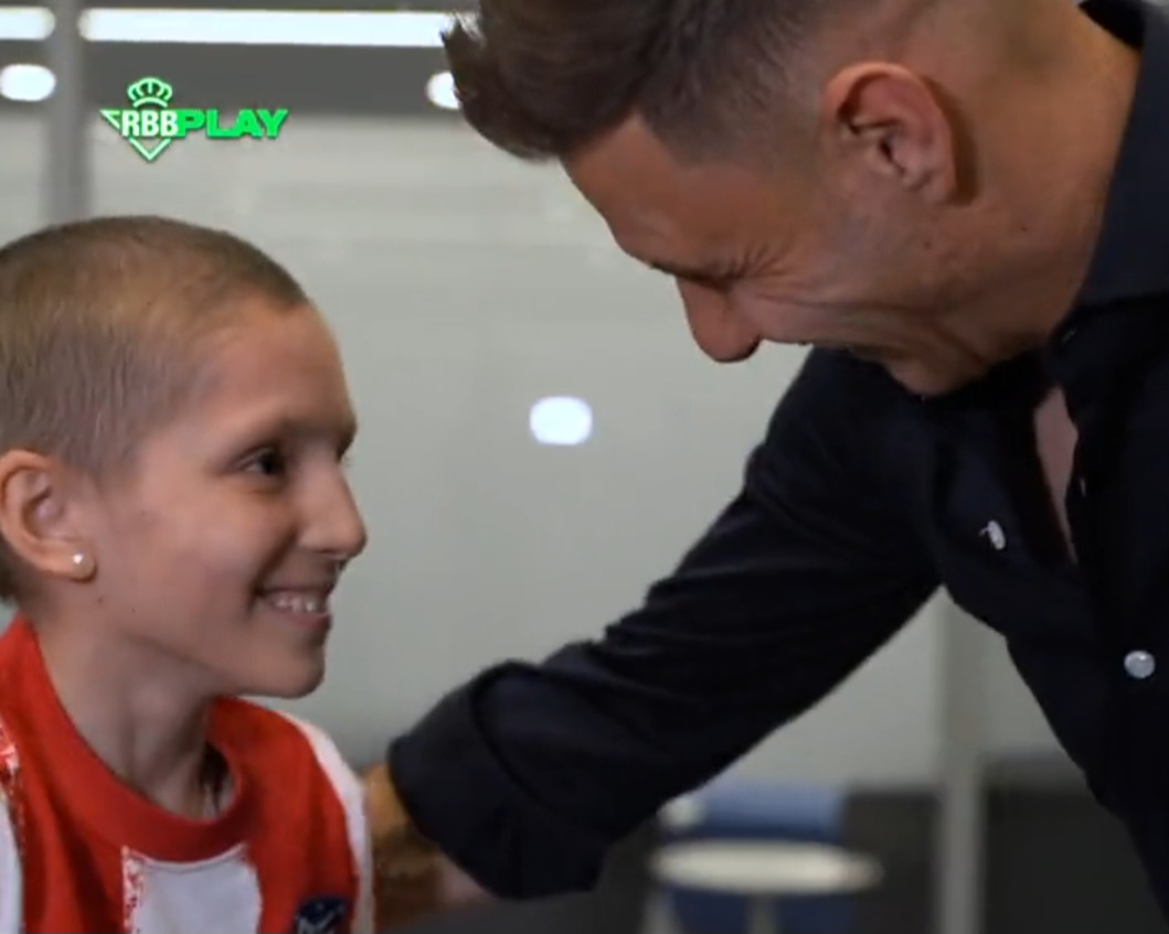 El precioso encuentro de M4RÍA, la Princesa Guerrera Futbolera, con el mítico Joaquín 