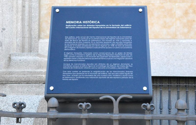 Nuevas placas en el Centro del Español para explicar la presencia de símbolos franquistas