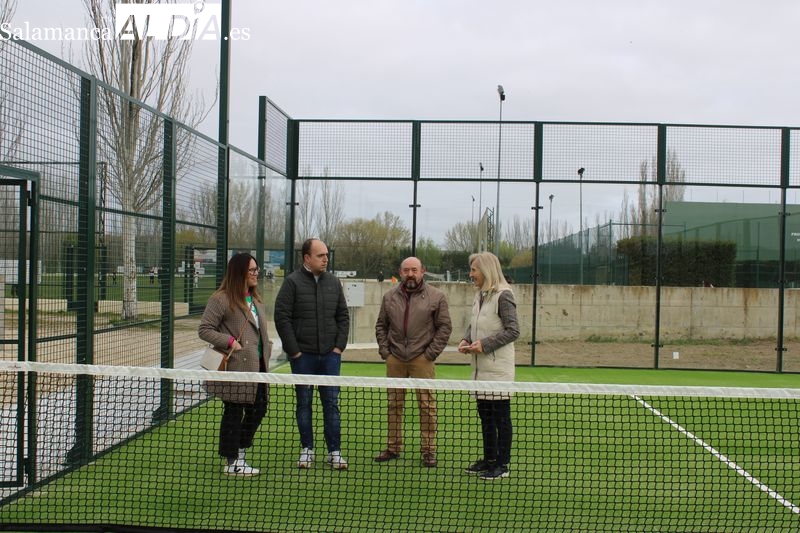 Emilio Arroita visita la renovación de las instalaciones deportivas de la zona de La Dehesa 