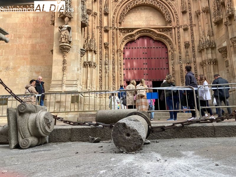 Un vehículo choca y derriba una de las columnas de la Catedral