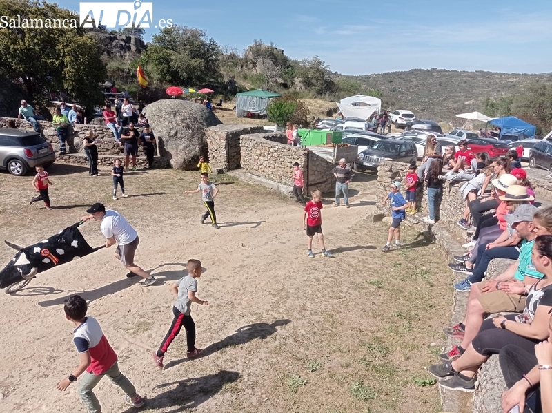 Gran ambiente festivo durante el día del Teso de San Cristóbal en Villarino 