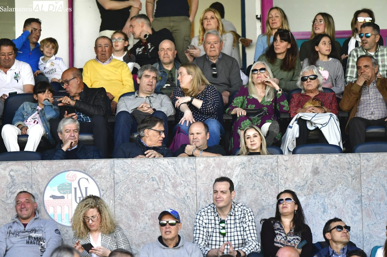 Carlos García Carbayo, alcalde de Salamanca, no se pierde el partido de leyendas de la UDS en compañía de Manuel Lovato