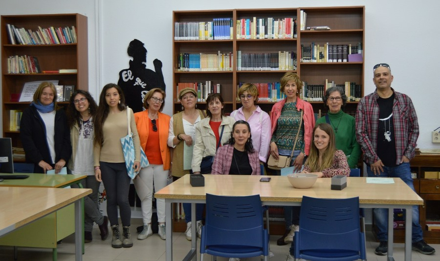 Los integrantes de Mirolibro se adentran en la Biblioteca del IES Tierra