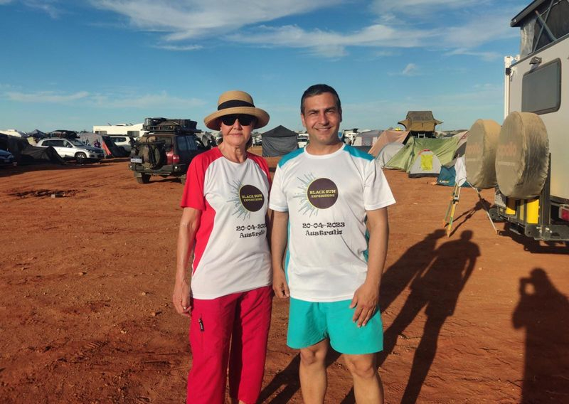 Óscar y Charo, los salmantinos que han viajado hasta Australia para ver un eclipse total 