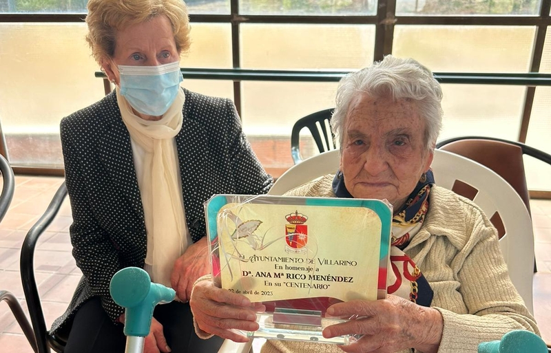 Ana María Rico Menéndez recibe en Villarino una placa por su centenario
