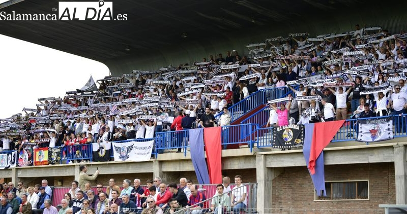 La afición del Salamanca UDS invade Ávila y juega de local en el Adolfo Suárez con más de 600 desplazados