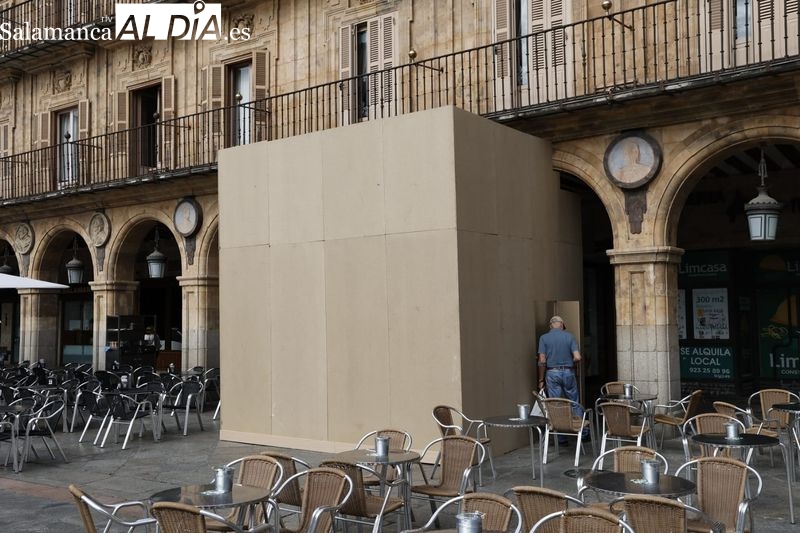 La Plaza Mayor de Salamanca se prepara para la llegada de su nuevo vecino ilustre en los medallones