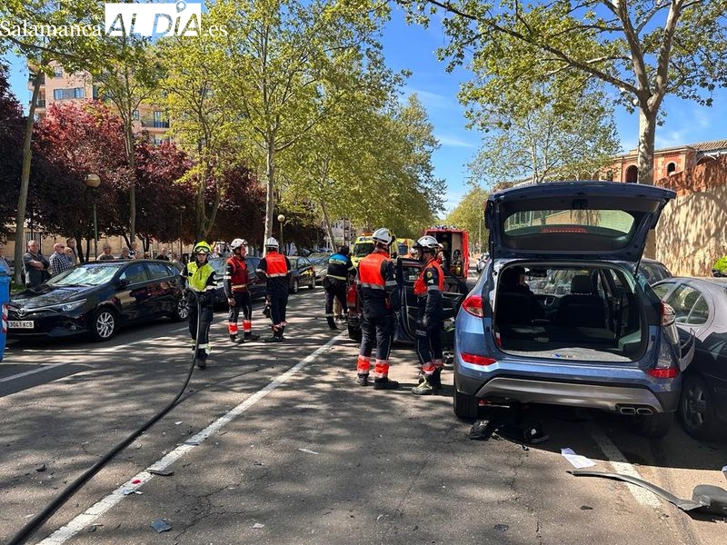 Aparatosa colisión frente al colegio Divino Maestro que deja nueve coches destrozados