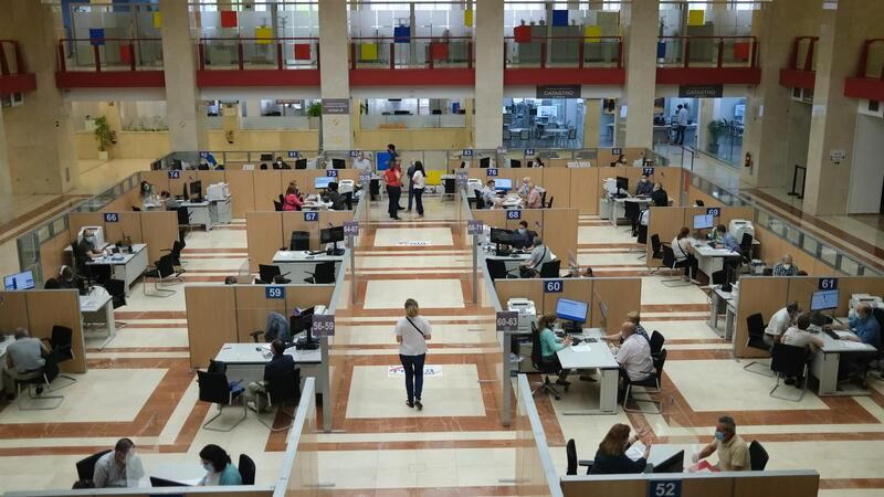 Los contribuyentes presentan 1,11 millones de declaraciones en el primer día de la Renta 2022, un 22% más