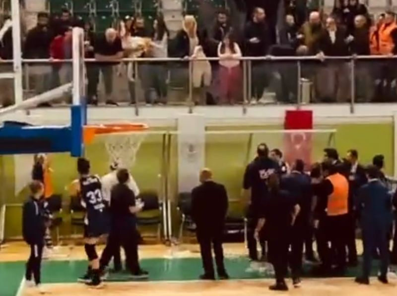 Roberto Íñiguez, agredido en un partido de la liga turca