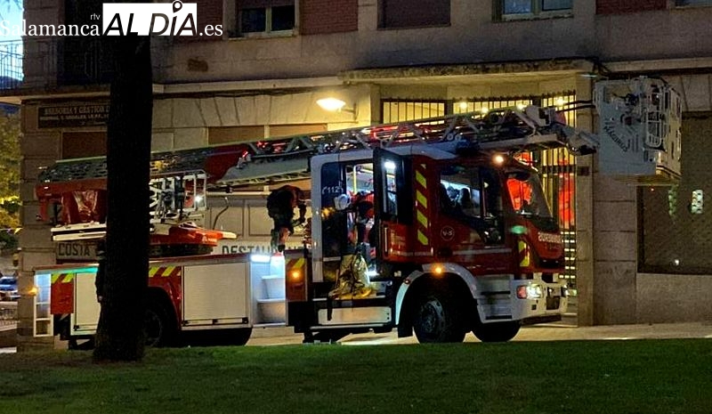 El incendio de un patinete moviliza a Policía y Bomberos a la calle Diego Almagro