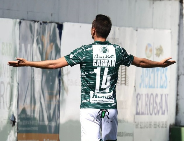 Un doblete de Garban al Coruxo acerca al CD Guijuelo al playoff (2-1)