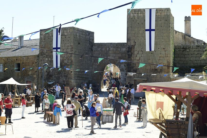 Cientos de personas de los dos lados de la Raya disfrutan de la Feria Medieval de Castelo Mendo