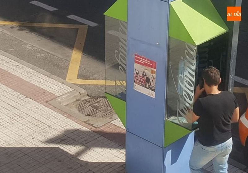 Las cabinas telefónicas ya son historia en Salamanca: así fue su llegada, estancia y despedida  