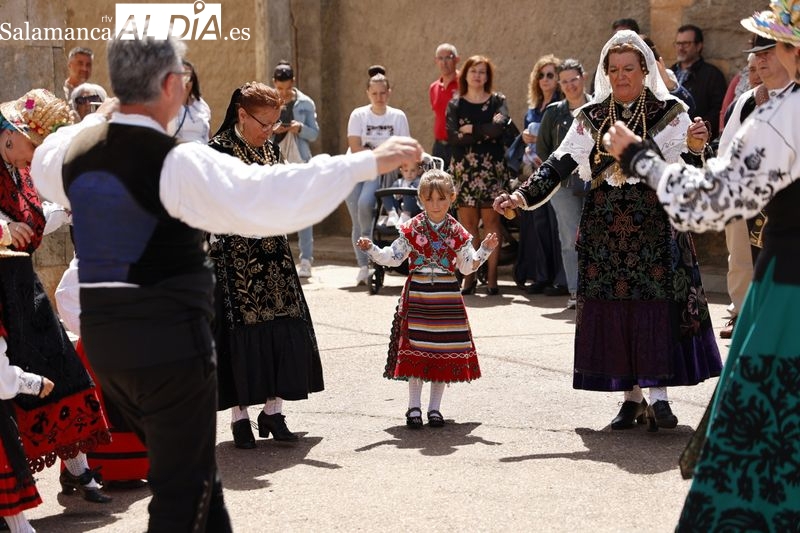 Bailes charros, dulces y vino para despedir las fiestas en Doñinos de Salamanca