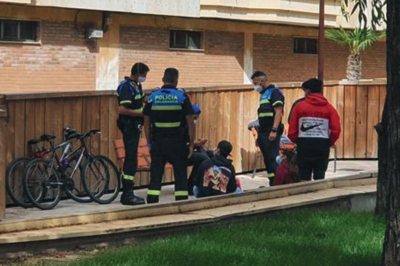 Intervención de la Policía Local para retirar una serpiente de un jardín en Salamanca