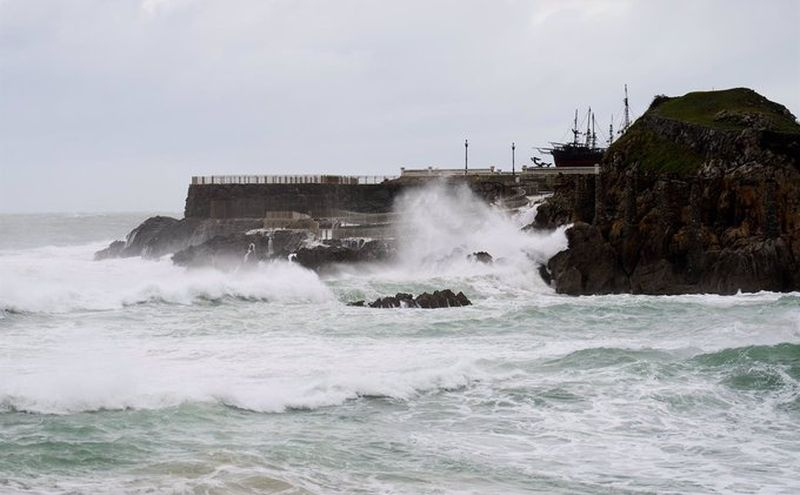 Dos muertos, siete rescatados y un desaparecido tras naufragar un buque en Cantabria