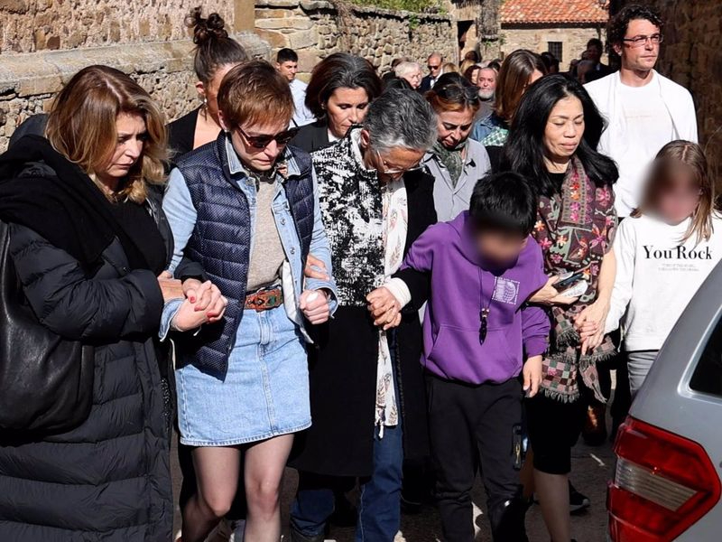 La viuda y el hijo de Fernando Sánchez Dragó, abatidos en el entierro del escritor