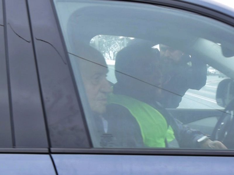 El Rey Juan Carlos se marcha, tras cuatro días en Sanxenxo, sin poder participar en las regatas