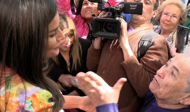 ¡Doña Letizia! La quiero mucho a usted, a su marido y sus a hijas. El resto, ¡a tomar por culo!, el comentario surrealista a la Reina