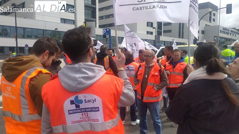 Quieren recortar nuestros derechos laborales. Profesionales del transporte sanitario de Salamanca vuelven a protestar
