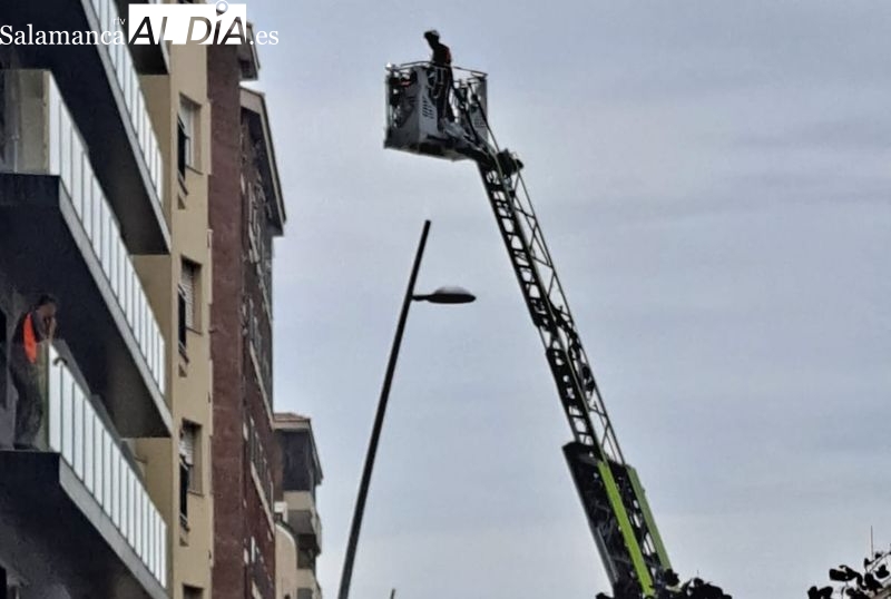 Revuelo en el paseo de Canalejas por un espectacular rescate realizado por los Bomberos municipales