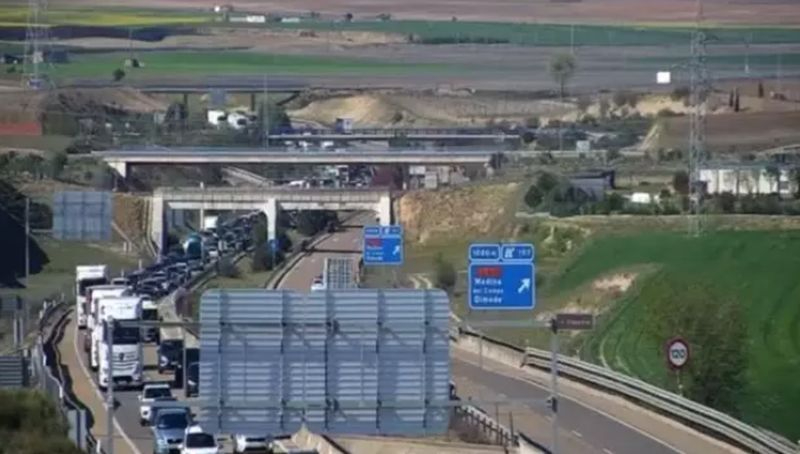 Varios accidentes provocan retenciones kilométricas en la A-62 en Tordesillas y en la A-1 y la AP-1 en Burgos