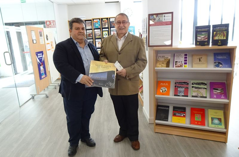 La biblioteca de Santa Marta amplía su fondo bibliográfico gracias a una donación